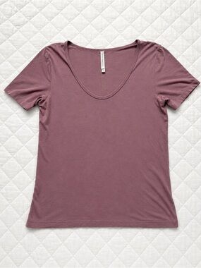 Aritzia The Group by Babaton Mauve Scoop Neck Short Sleeve Tee Size Small